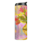 Lebhafte rosa Tulips in der goldenen Vase Thermosbecher (Nach links gedreht)