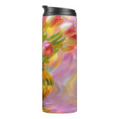 Lebhafte rosa Tulips in der goldenen Vase Thermosbecher (Nach rechts gedreht)
