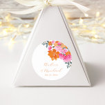 Lebhafte rosafarbene Orangenblütenhochzeit Runder Aufkleber<br><div class="desc">Feiern Sie Ihre Hochzeit mit diesen hübschen Aufklebern,  die mit rosa und orangefarbenen Aquarellblumen und Ihrem eigenen Text aufwarten. Fügen Sie einfach Ihre eigenen Daten hinzu,  indem Sie auf die Option "Personalisieren" klicken.</div>