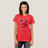 Lebhafte rote Lippen mit XOXO-Design T-Shirt (Vorne ganz)