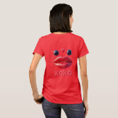 Lebhafte rote Lippen mit XOXO-Design T-Shirt (Schwarz voll)