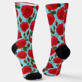 Lebhafte Rote Rosen auf einem hellblauen Hintergru Socken (Gewinkelt)