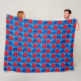 Lebhafte Rote Rosen im Hintergrund der blauen Wass Fleecedecke