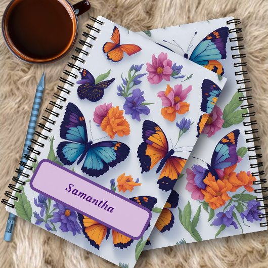 Lebhafte Schmetterlinge und Blume Notizblock