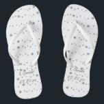 Lebhafte Silberstars Personalisierte Brille Flipfl Badesandalen<br><div class="desc">Sie können einfach Ihren Hochzeitstermin zu diesen individuellen Bride Flipflops auf den Template-Formularen hinzufügen. Sie sind mit Motiven belebter Silbersterne in verschiedenen Größen und Mustern dekoriert. Vielen Dank für den Einkauf TrendyFlipFlops auf Zazzle.</div>