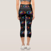 Lebhafte Unendlichkeit mit Regenbogenschmetterling Capri Leggings (Rückseite)