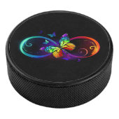 Lebhafte Unendlichkeit mit Regenbogenschmetterling Eishockey Puck (3/4)