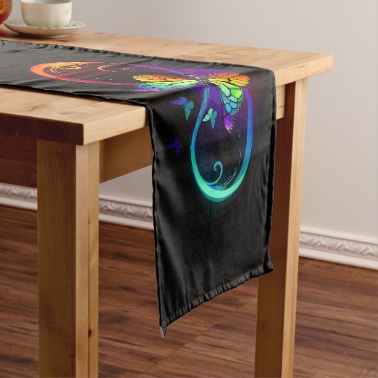 Lebhafte Unendlichkeit mit Regenbogenschmetterling Mittelgroßer Tischläufer (Beispiel)