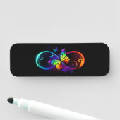 Lebhafte Unendlichkeit mit Regenbogenschmetterling Namensschild (Beispiel)