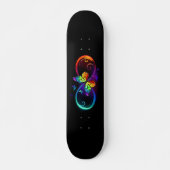 Lebhafte Unendlichkeit mit Regenbogenschmetterling Skateboard (Vorne)