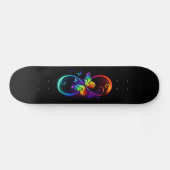 Lebhafte Unendlichkeit mit Regenbogenschmetterling Skateboard (Horizontal)