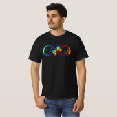 Lebhafte Unendlichkeit mit Regenbogenschmetterling T-Shirt (Vorne ganz)