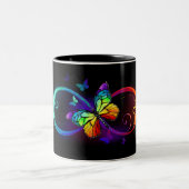Lebhafte Unendlichkeit mit Regenbogenschmetterling Zweifarbige Tasse (Mittel)