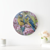 "Lebhafte Unternehmen: Blaue und gelbe Budgien" Große Wanduhr (Zuhause)