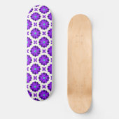 Lebhafte violette Blumen und Leaf-Motive Skateboard (Vorderseite)