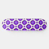 Lebhafte violette Blumen und Leaf-Motive Skateboard (Horizontal)