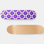 Lebhafte violette Blumen und Leaf-Motive Skateboard (Horizontal)