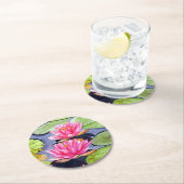 Lebhafte Wasserläufe am ruhigen Teich Runder Pappuntersetzer (Vor Ort)