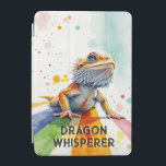 Lebhafter Bartdrachen Kunst, Dichtung und Musik iPad Mini Hülle<br><div class="desc">Mit dieser atemberaubenden Bartresen-Drachenkunst lassen Sie sich farbenfroh und reptilianisch verwöhnen. Dieses Kunstwerk mit einer aufwändigen Illustration eines bartbespielten Drachens in warmen Orange- und Gelbtönen ist ein Set gegen eine lebhafte Aquarellkulisse, die mit Pinks, Blues und Grüntönen übersät ist. Die Kombination aus detailliertem Realismus und abstrakter Dynamik macht dieses Stück...</div>