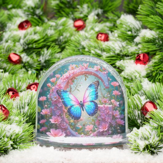 Lebhafter blauer Schmetterling auf einem blumenges Schneekugeln (Weihnachten)