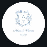 Lebhafter Blue Monogram Wappen Wedding Umschlag Au Runder Aufkleber<br><div class="desc">Elegantes,  lebendiges blauer Drehbuch blumenmonogramm Wappen Hochzeit klassische Umschlag Aufkleber Aufkleber.</div>