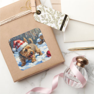 Lebhafter Cairn Terrier Hund gräbt nach Weihnachte Quadratischer Aufkleber