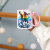 Lebhafter Eisbär Auf dem Berg mit Mädchen Tasse