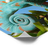 Lebhafter farbenfroher Chameleon auf blauem Hinter Poster (Ecke)