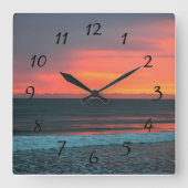 Lebhafter Farbsonnenaufgang über dem Meer Quadratische Wanduhr (Vorderseite)