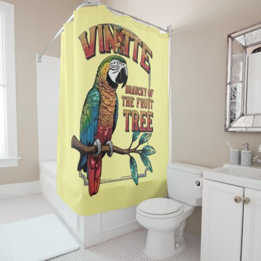 Lebhafter Flug: Heller Papagei auf einem üppigen O Duschvorhang (Beispiel)