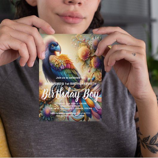 Lebhafter, gefederter Kondor, der sich in der Zwei Postkarte