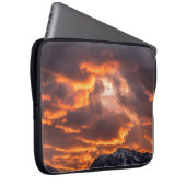 Lebhafter Himmel auf Feuer Sonnenuntergang Laptopschutzhülle (Vorne Rechts)