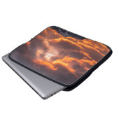 Lebhafter Himmel auf Feuer Sonnenuntergang Laptopschutzhülle (Vorne Knopf)