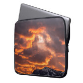 Lebhafter Himmel auf Feuer Sonnenuntergang Laptopschutzhülle (Vorderseite Links)