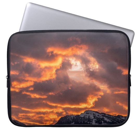 Lebhafter Himmel auf Feuer Sonnenuntergang Laptopschutzhülle (Vorderseite)