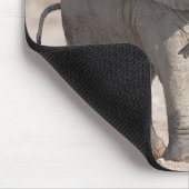 Lebhafter junger Elefant Mousepad (Ecke)