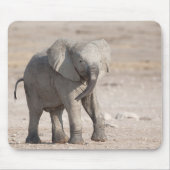 Lebhafter junger Elefant Mousepad (Vorne)