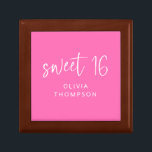 Lebhafter Name Hot Pink Sweet 16 Geburtstag Erinnerungskiste<br><div class="desc">Lebhafter Name Hot Pink Sweet 16 Geburtstagsparty. Minimal und modern zum Gedenken an sechzehn Jahre. Mit einem informellen Set für Sweet 16 und personalisieren mit dem Namen des Empfängers.</div>