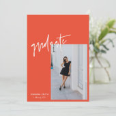 Lebhafter Orange Pink Trendy Script Foto Abschluss Ankündigung (Stehend Vorderseite)