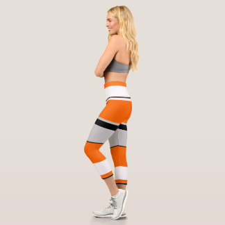 Lebhafter Orange-, Weiß-, Schwarz- und Asche-Strei Capri Leggings