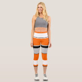 Lebhafter Orange-, Weiß-, Schwarz- und Asche-Strei Capri Leggings (Vorderseite)