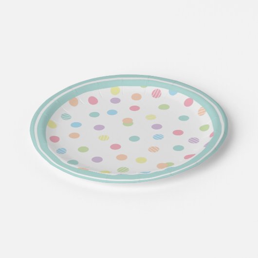 Lebhafter Pastel Polka Dot Pappteller (Schrägansicht)