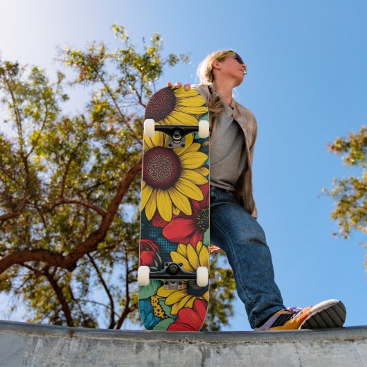 Lebhafter Pop Art Blumendesign mit Sonnenblumen Skateboard (Außenbereich 1)