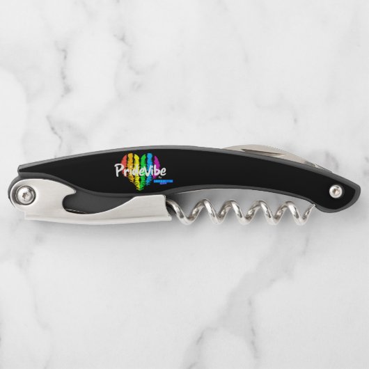 Lebhafter PrideVibe: Entkorken mit Regenbogenherz Kellnermesser (Vorderseite)