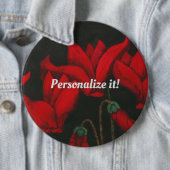 Lebhafter roter Cyclamen auf schwarzem Hintergrund Button (Beispiel)