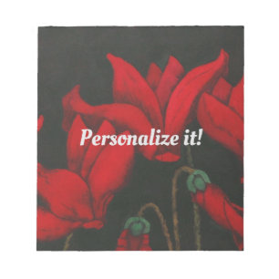 Lebhafter roter Cyclamen auf schwarzem Hintergrund Notizblock