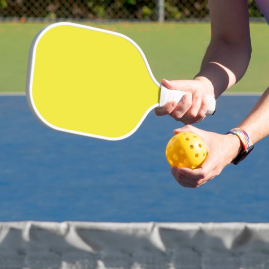 Lebhafter, solider gelber Hintergrund Pickleball Schläger (InSitu)