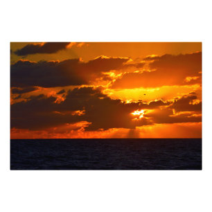 Lebhafter Sonnenaufgang über dem Meer Fotodruck