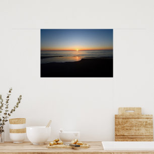 Lebhafter Sonnenaufgang über dem Meer Poster