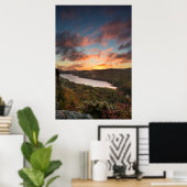Lebhafter Sonnenaufgang über dem Wolkensee im Herb Poster (Heimbüro)